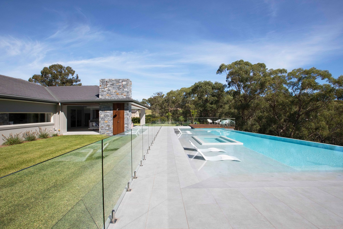 una-piscina-revestida-con-una-mezcla-de-mosaico-hisbalit-consigue-2-oros-en-los-nswampact-spasa-awar