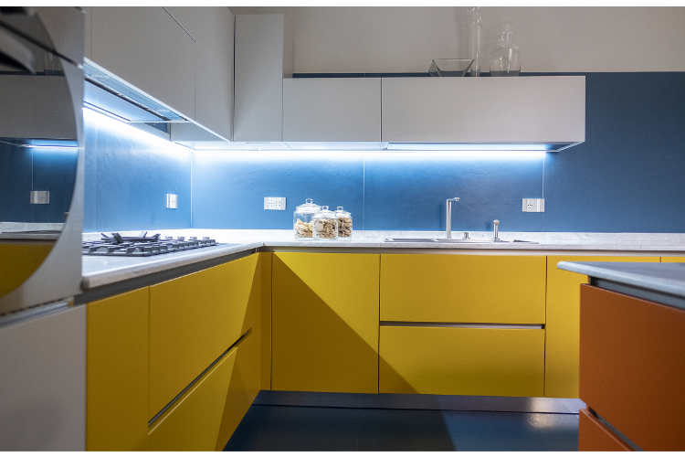 Rastelli y su cocina de colores vivos en Casa Villani | IM Cocinas y Baños