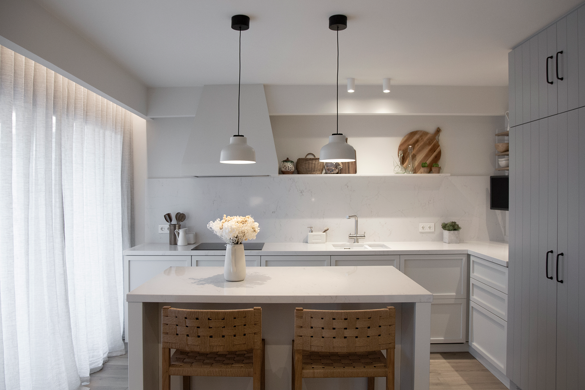 Una cocina slow con muebles en blanco y detalles en madera