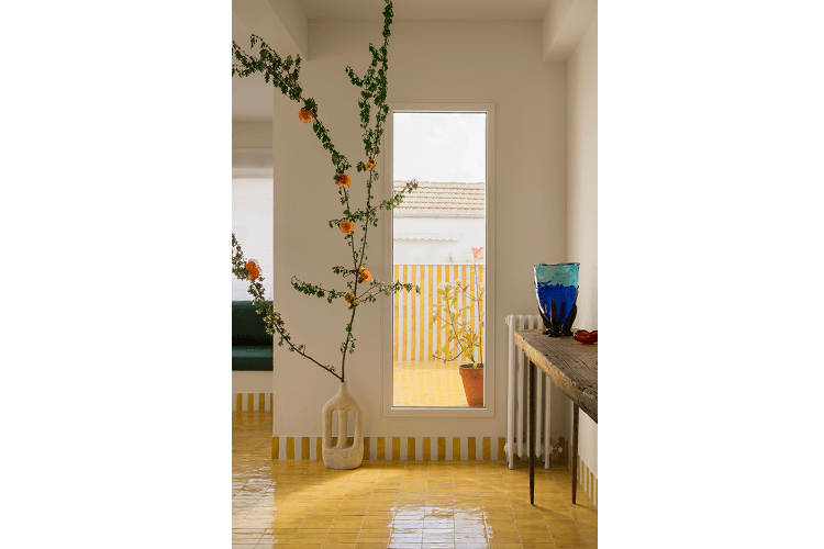 Una explosión de color en un apartamento en el que se rinde culto a las ...
